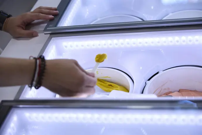 Trabajador ofreciendo helado en la heladería artesana