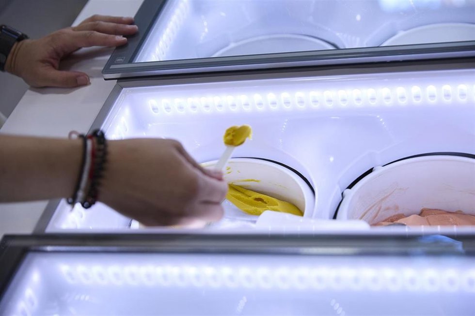 Archivo - Un trabajador ofrece helado en la heladería artesana.