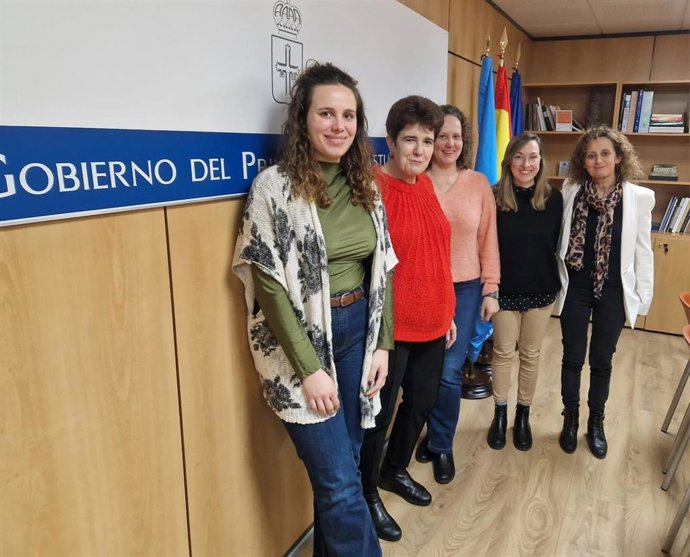 La consejera de Educación, Eva Ledo, a la derecha