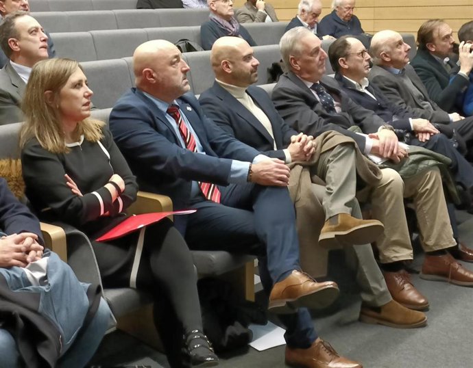 La presidenta de la Federación Asturiana de Empresarios (FADE), María Calvo, junto a los ediles de de Servicios Sociales y de Urbanismo de Gijón, Guzmán Pendá y Jesús Martínez Salvador, durante una jornada sobre vivienda.