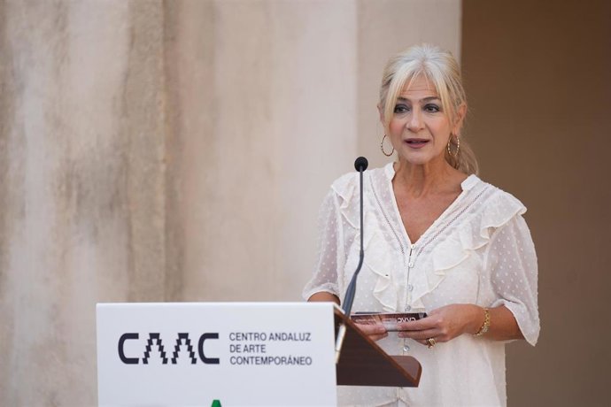 Archivo - La consejera de Cultura y Deporte, Patricia del Pozo (c), durante su intervención en la inauguración de la muestra 'Tablao. Escenario de formas en el arte contemporáneo andaluz'. A 10 de octubre de 2024, en Sevilla (Andalucía, España).  