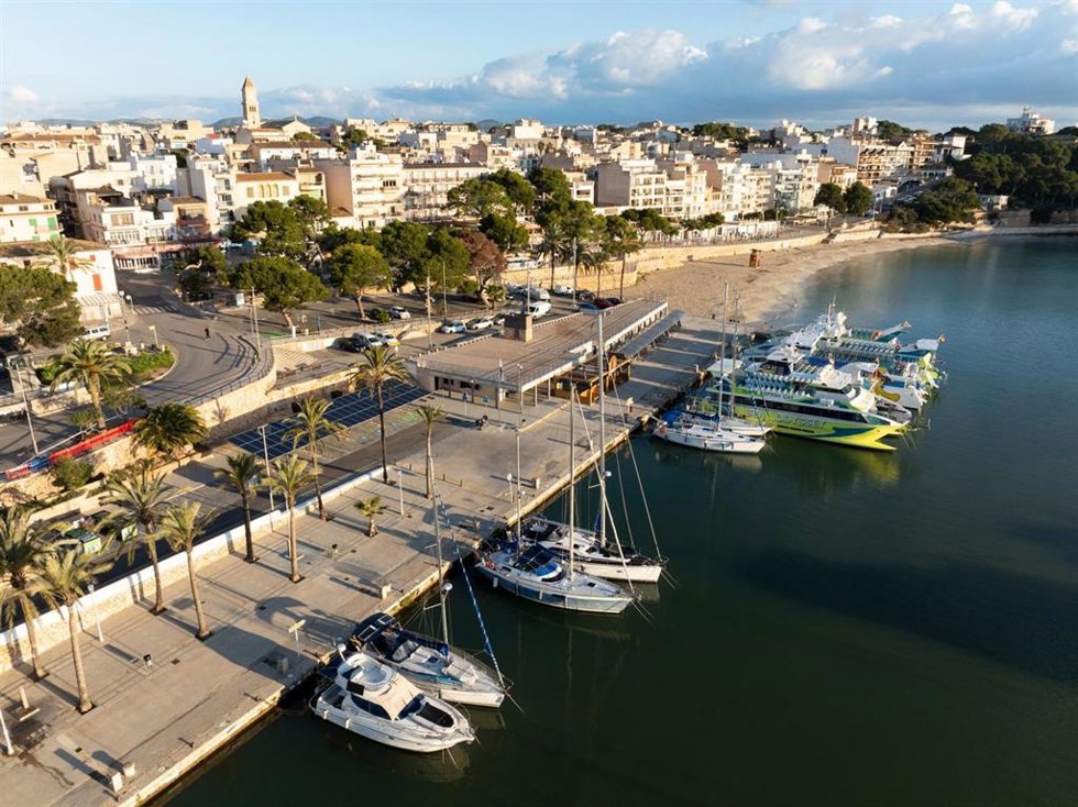 Archivo - Vista del puerto de Porto Cristo y su cantina