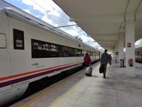 El tren Jaén-Madrid, parado una hora y media en Calancha por falta de tensión en la catenaria