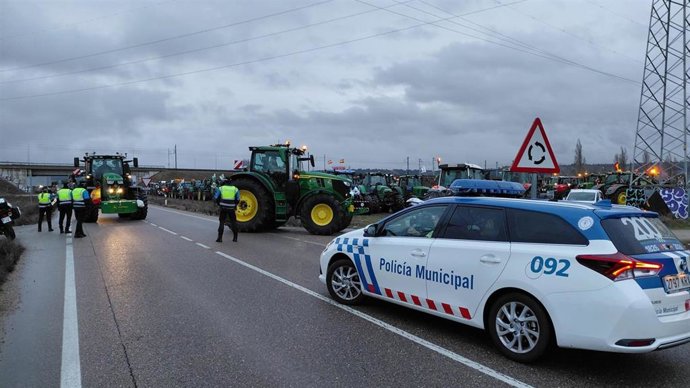 Imagen de la llegada de tractores a Valladolid por la carretera de Renedo.