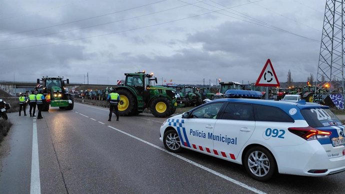 Imagen de la llegada de tractores a Valladolid por la carretera de Renedo.