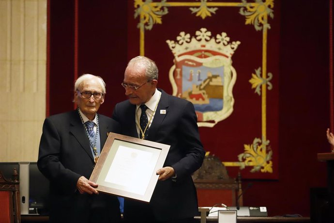 Archivo - El alcalde de Málaga, Francisco de la Torre (d), hace entrega de la Medalla de la Ciudad y Título de Hijo Predilecto al cinéfilo y periodista Guillermo Jiménez Smerdou (i), a 14 de diciembre de 2022.
