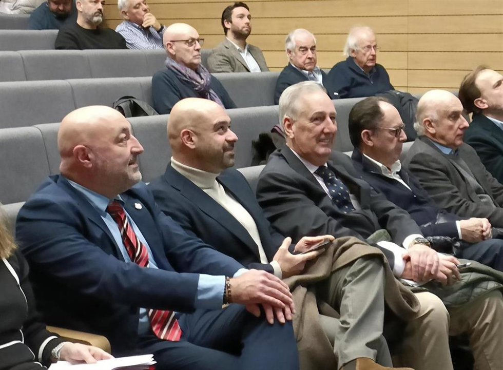 El concejal de Urbanismo del Ayuntamiento de Gijón, Jesús Martínez Salvador (en el centro), junto al edil de Servicios Sociales, Guzmán Pendás (izda), en la inauguración de la  la Jornada de debate sobre el problema de la vivienda en Gijón.