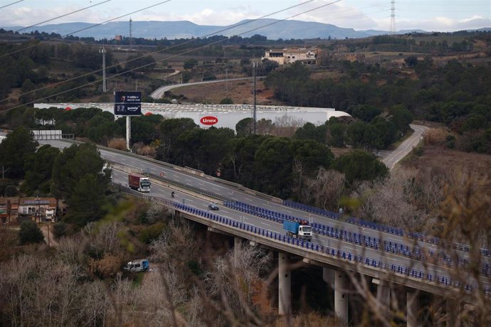 Vehículos circulan por la AP-7 que ha sufrido cortes tras el accidente de tren entre las estaciones de Sant Sadurní d’Anoia y Gelida, a 22 de enero de 2026, en Barcelona, Catalunya (España)
