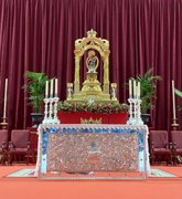Foto: La Virgen de la Cinta ya se encuentra en el altar para presidir la misa funeral en Huelva