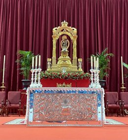 La Virgen de la Cinta, en el altar instalado en el Palacio de  Deportes 'Carolina Marín' para la misa funeral por las víctimas del accidente ferroviario de Adamuz.