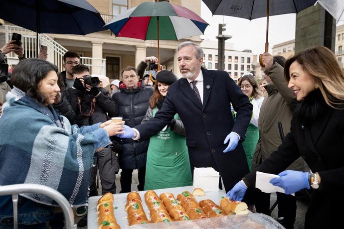 El presidente del Gobierno de Aragón, Jorge Azcón, y la alcaldesa, Natalia Chueca, participan en el tradicional reparto de roscón en el día de San Valero.