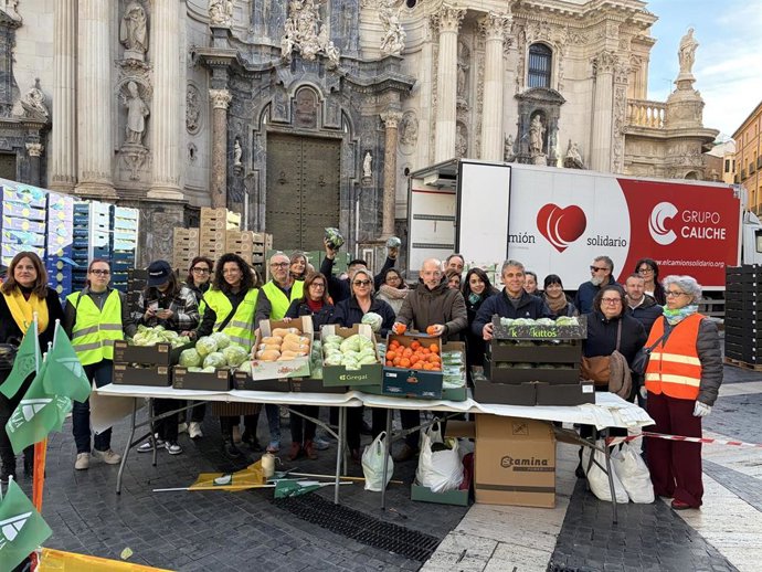Acto de apoyo de las cooperativas agroalimentarias Fecoam y Proexport que se suman a la protesta de los agricultores con un reparto gratuito a la población de frutas y verduras de temporada