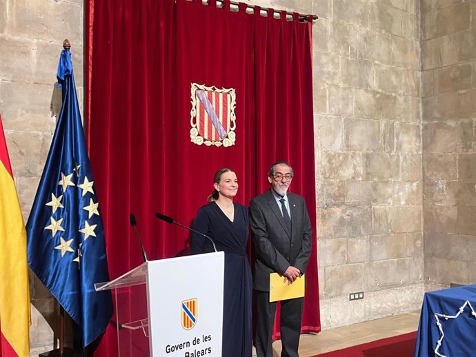La presidenta del Govern, Marga Prohens, y el presidente de la Comunidad Judía de Baleares, Ari Molina, ,este jueves en un acto en memoria de las víctimas del Holocasto.