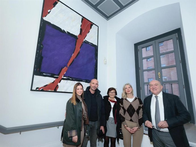 El alcalde de Valladolid, Jesús Julio Carnero, y las concejalas de Educación y Cultura, Irene Carvajal (segunda por la derecha), y de Juventud, Carolina del Bosque (Izda), con familiares de Francisco Lázaro Cabrera.