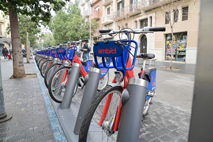 Archivo - Bicis eléctricas del servicio AMBici del AMB.