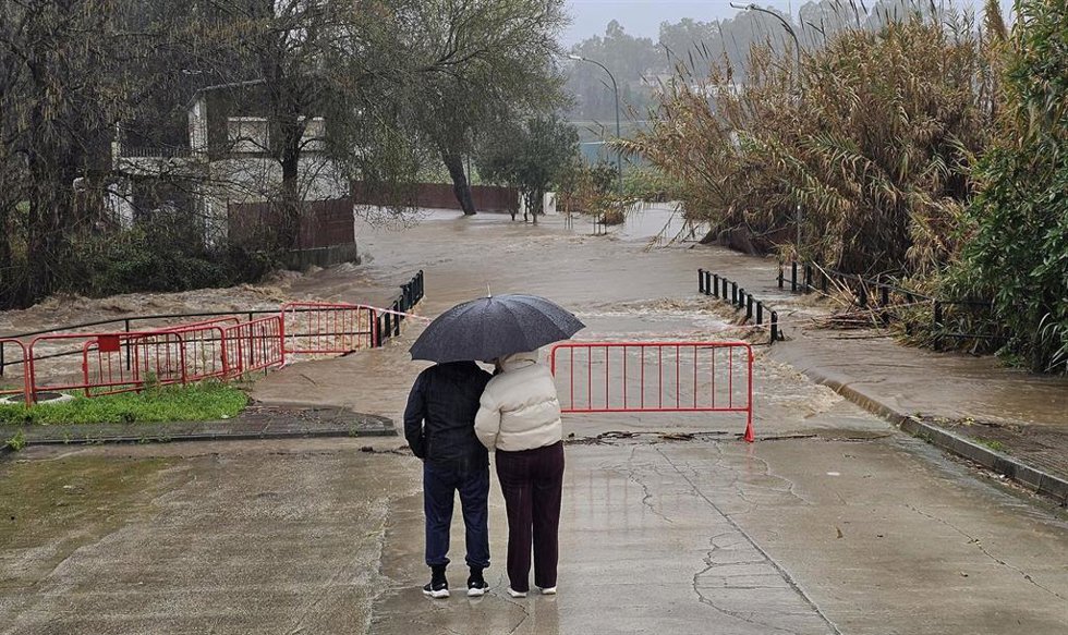 El río Guadiaro sobrepasa un puente al aumentar su caudal por las lluvias acumuladas de los últimos días. 