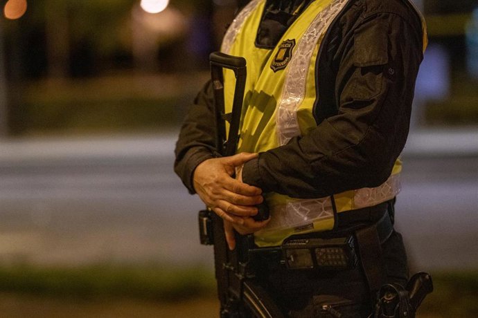 Archivo - Un agente de Seguridad Ciudadana y del Área Regional de Recursos Operativos (Arro) de los Mossos d'Esquadra en una foto de archivo 