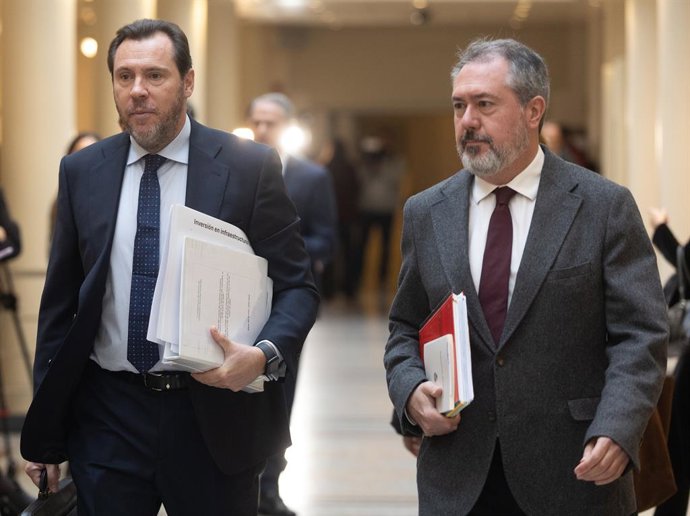 El  ministro de Transportes y Movilidad Sostenible, Óscar Puente (I), comparece para dar cuenta del caos ferroviario, en el Senado,  a 29 de enero de 2026, en Madrid (España). Puente ha comunicado las novedades sobre el accidente ferroviario de Adamuz (Có