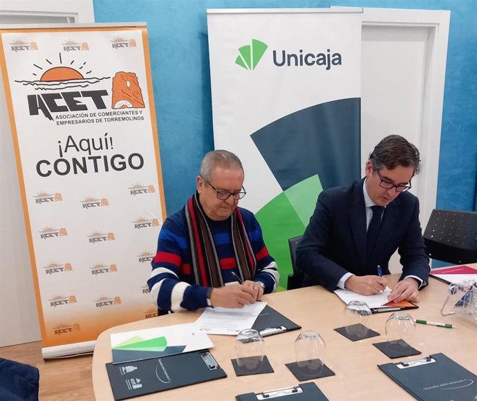 El director de Málaga Norte Occidental de Unicaja, Gonzalo Mirasol, y el presidente de ACET, Juan José Vallejo, firman un acuerdo.