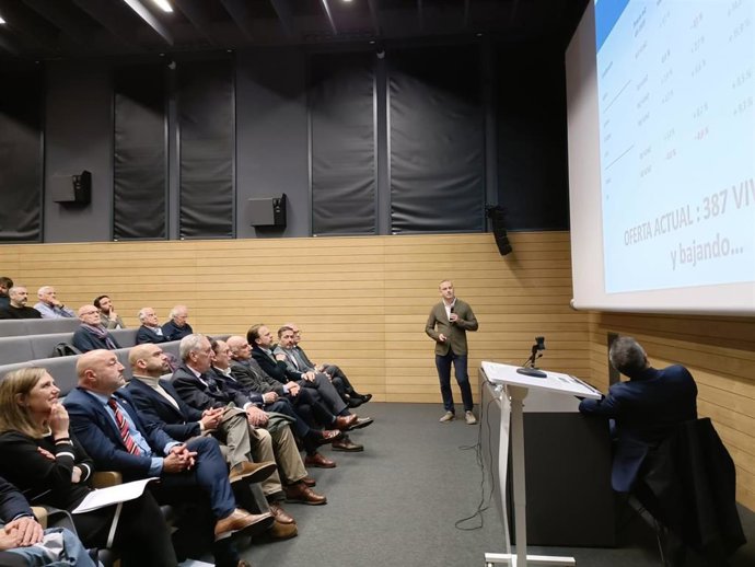 El socio fundador de la Agencia La Playa, César Nozal, inaugura Jornada de debate sobre el problema de la vivienda en Gijón, organizado por We Love Gijón, en el salón de actos de la antigua Escuela de Comercio.