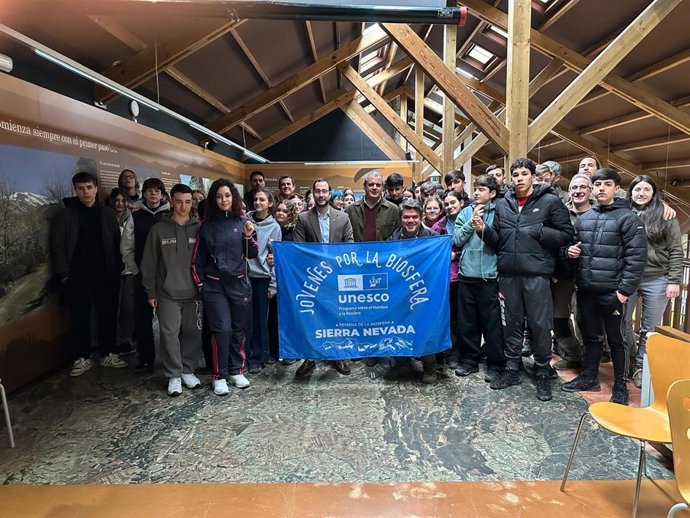 Alrededor de 150 alumnos del IES José de Mora de Baza, el IES Emilio Muñoz de Cogollos Vega y del IES Laurel de la Reina de La Zubia han participado en la celebración del Día Mundial de la Educación Ambiental.
