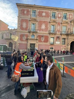 La diputada de Podemos en la Asamblea Regional, María Marín, y el secretario de Comunicación de Podemos Región de Murcia, Víctor Egío, hablan con las cooperativas que han participado en un acto de apoyo a la protesta de los agricultores