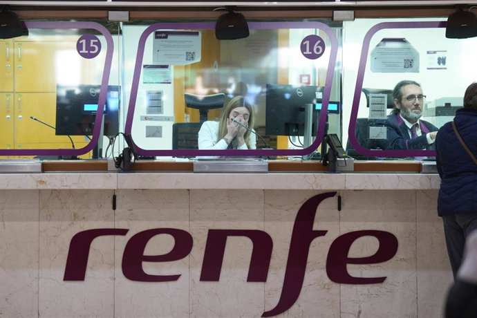 Trabajadores de Renfe en la Estación de Sants en Barcelona.