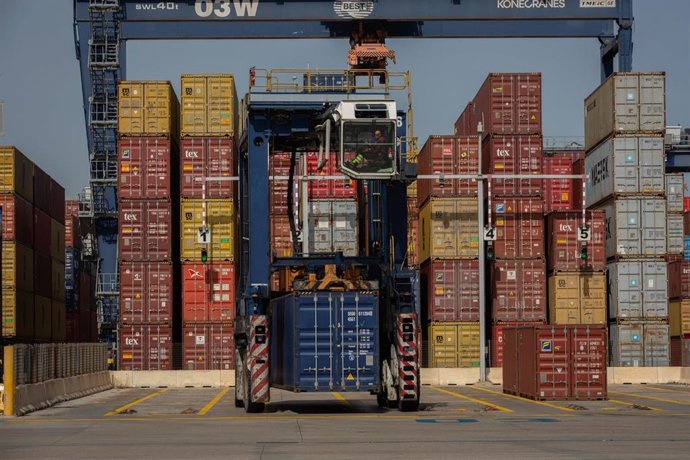 Archivo - Contenedores de mercancías en el muelle de descarga del Puerto de Barcelona