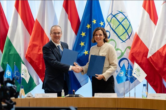 A diretora do ECDC, Pamela Rendi-Wagner, com o diretor regional do Escritório Regional da OMS para a Europa, Hans Kluge, na assinatura.