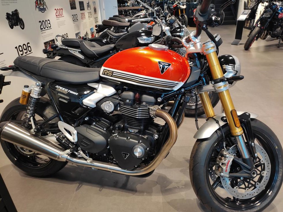 Archivo - Motocicleta nueva expuesta en un concesionario