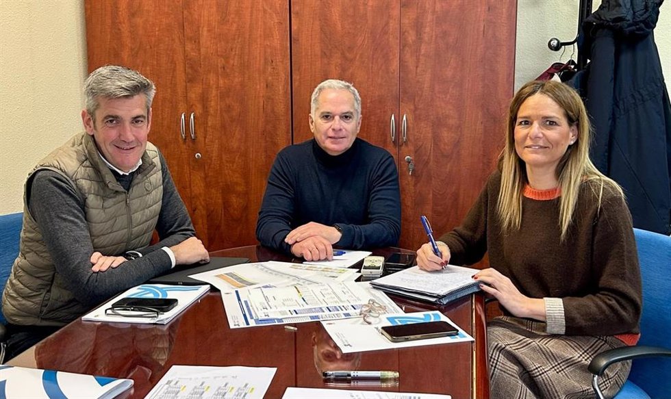 El vicepresidente quinto de Diputación y responsable del Área de Servicios de Recaudación y Gestión Tributaria, Sebastián Hidalgo, el primer teniente de alcalde de Algeciras, Jacinto Muñoz, y la delegada municipal de de Economía y Hacienda, María Solane