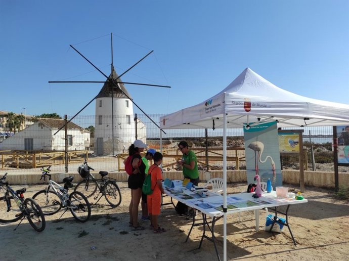 Puesto de información en el Parque Regional de Las Salinas de San Pedro, con motivo del Día Mundial de los Humedales el pasado año