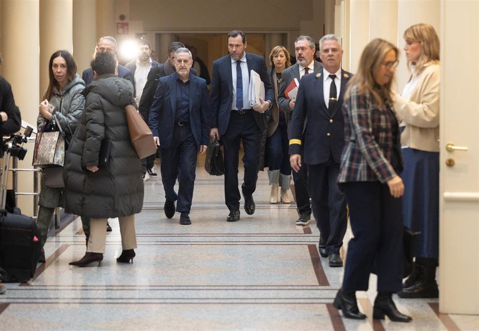 El  ministro de Transportes y Movilidad Sostenible, Óscar Puente (C), comparece para dar cuenta del caos ferroviario, en el Senado,  a 29 de enero de 2026, en Madrid (España). 