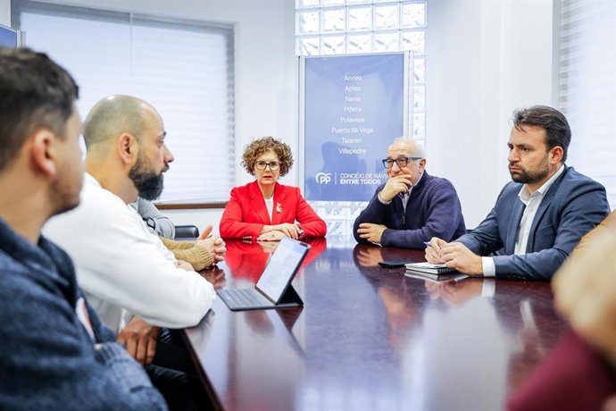 El presidente del PP, Álvaro Queipo, con los representantes de los trabajadores de ENCE.