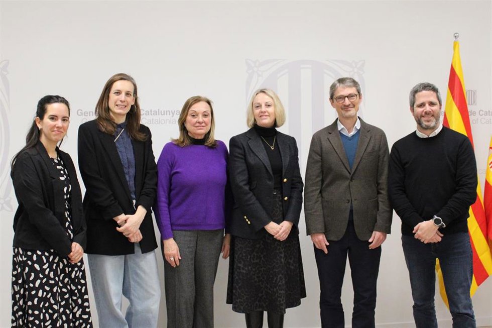 Comitiva de la Taula d'Entitats del Tercer Sector Social de Catalunya junto a la delegada del Govern ante la Unión Europea, Ester Borrs