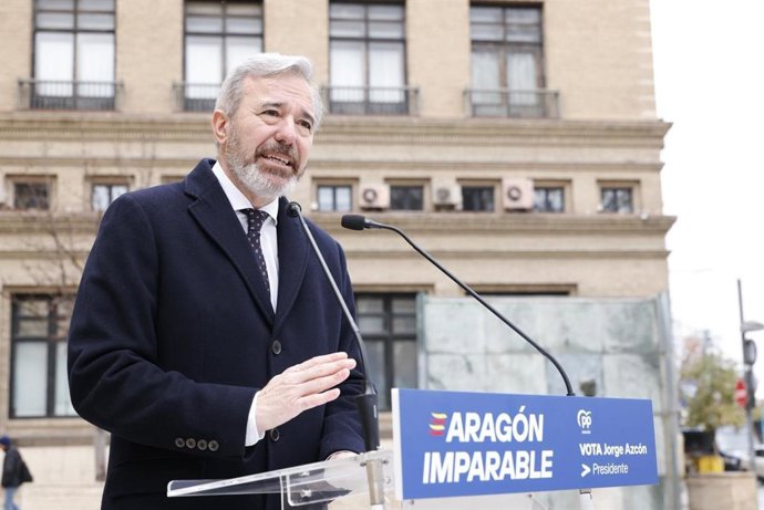 El candidato del PP a la Presidencia de Aragón, Jorge Azcón, en una rueda de prensa este jueves en Zaragoza.
