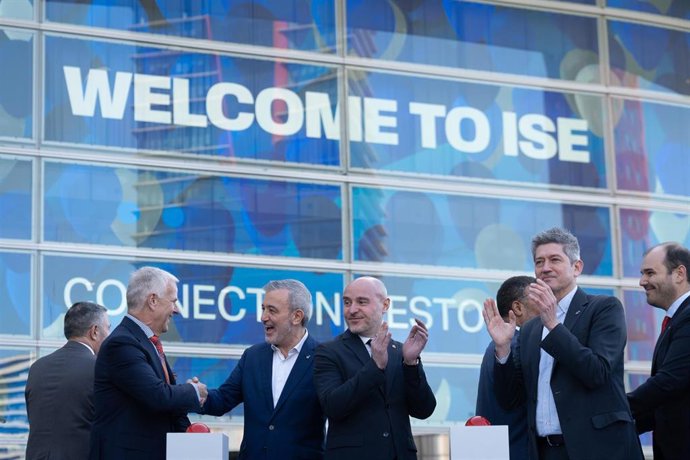 Archivo - El conseller Albert Dalmau y el director general de ISE, Michael Blackman, a su llegada a la inauguración de la feria ISE, acompañados del alcalde Jaume Collboni y el conseller de Empresa y Trabajo, Miquel Sàmper, en Fira de Barcelona.