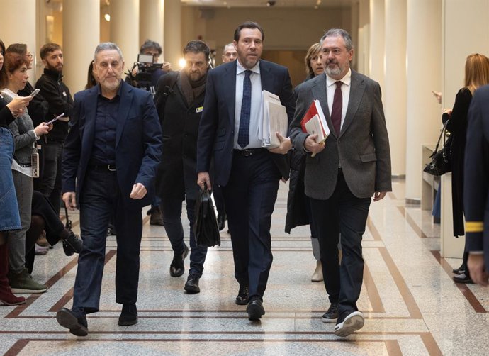 El  ministre de Transports i Mobilitat Sostenible, Óscar Puente (C),  a 29 de gener del 2026