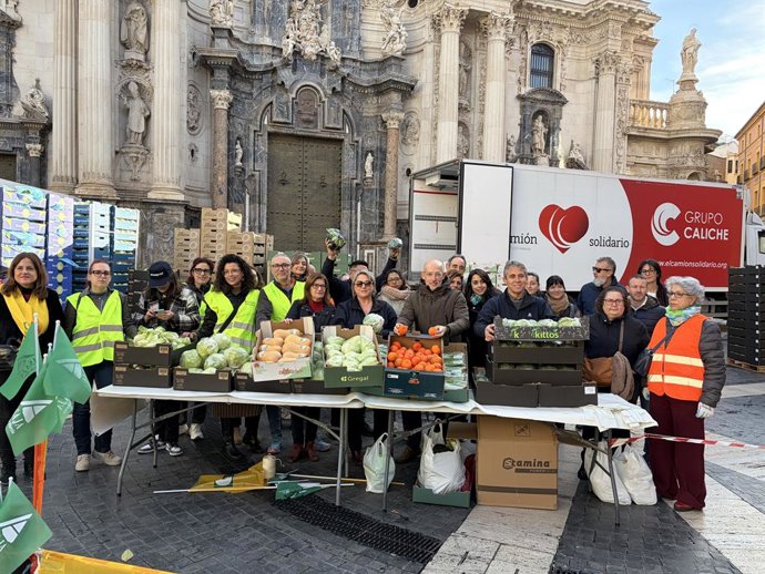 Acto de apoyo de las cooperativas agroalimentarias Fecoam y Proexport que se suman a la protesta de los agricultores con un reparto gratuito a la población de frutas y verduras de temporada
