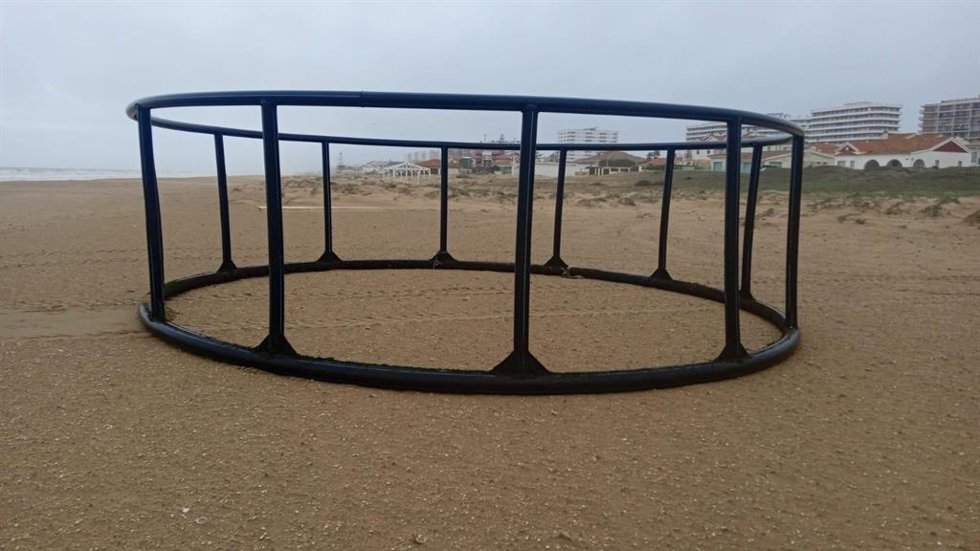 Una de las tres jaulas flotantes de piscifactoría que han aparecido en Punta Umbría (Huelva)