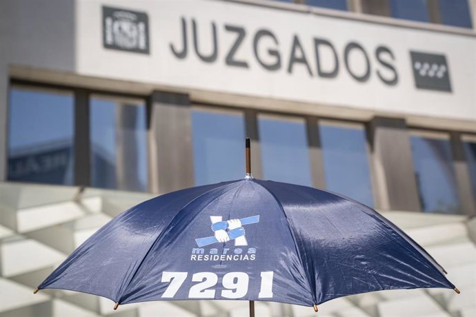 Archivo - Concentración de familiares de víctimas del covid-19 en las residencias, frente a los Juzgados de Plaza Castilla, a 26 de mayo de 2025, en Madrid (España).