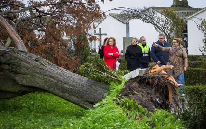 La presidenta de la Junta en funciones, María Guardiola, visita Brozas para conocer los efectos de la borrasca Kristin