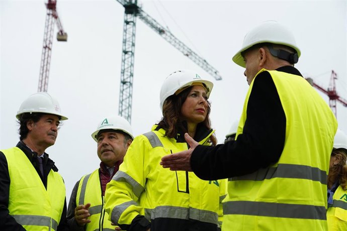 La consejera de Fomento, Articulación del Territorio y Vivienda, Rocío Díaz (c) durante la visita las obras en Entrenúcleos en Dos Hemanas (Sevilla).