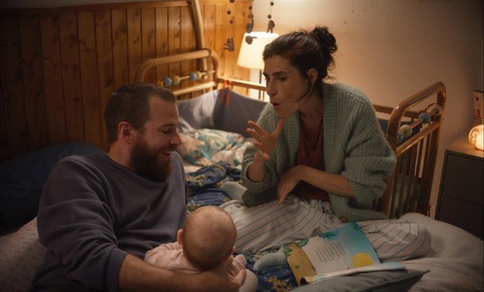 Archivo - La actriz Miriam Garlo durante una escena de 'Sorda', junto a Álvaro Cervantes.