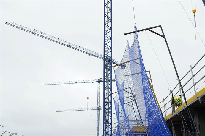 Obras de 480 viviendas protegidas en el barrio de Entrenúcleos. A 29 de enero de 2026, en Dos Hermanas, Sevilla (Andalucía, España). La consejera de Fomento, Articulación del Territorio y Vivienda, Rocío Díaz, ha visitado la obras para la construcción de 