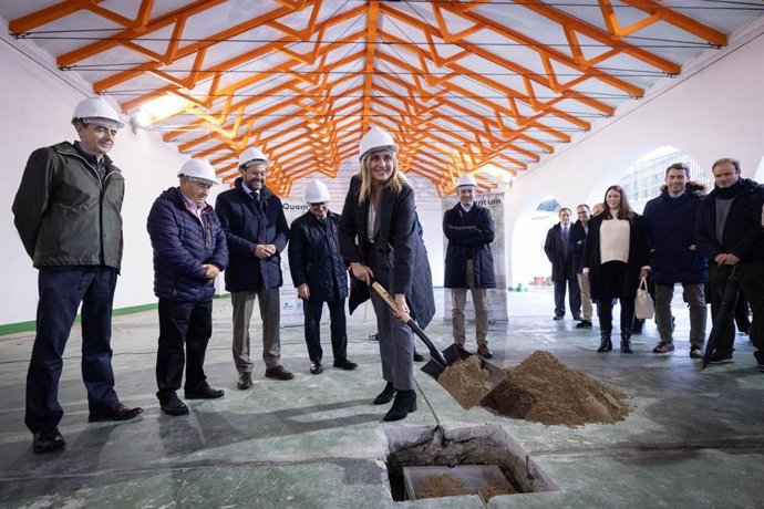 La alcaldesa de Granada, Marifrán Carazo, en la colocación de la primera piedra del laboratorio iQuantum.