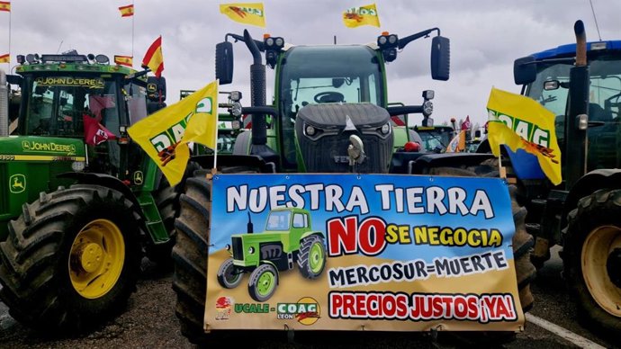La tractorada convocada en León este jueves  por las organizaciones agrarias ha contado con la participación de cerca de un millar de vehículos.