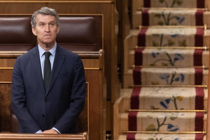 El presidente del PP, Alberto Núñez Feijóo, durante una sesión plenaria extraordinaria en el Congreso de los Diputados, a 27 de enero de 2026, en Madrid (España). 