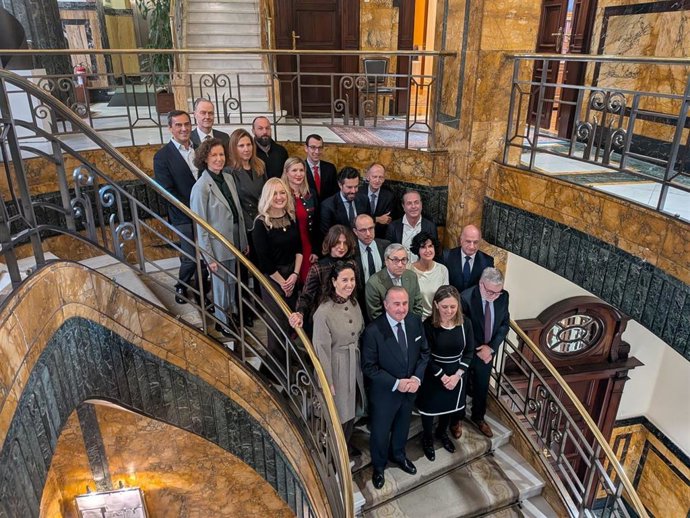 Foto de familia para el acuerdo entre Sabadell Herrero y FADE