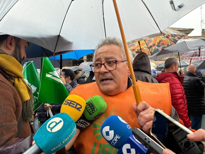 Jesús Plaza, agricultor y co-coordinador de Movimiento Sumar Castilla-La Mancha, durante la tractorada en Toledo.